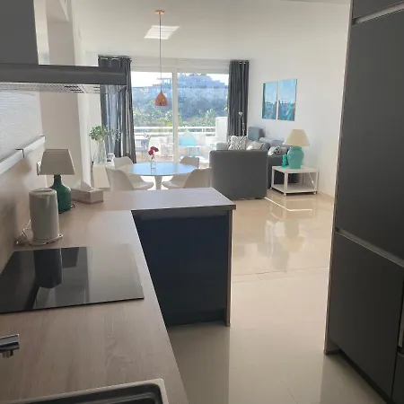 Stunning Modern 2 Bedroom - Alcazaba Lag アパート エステポナ